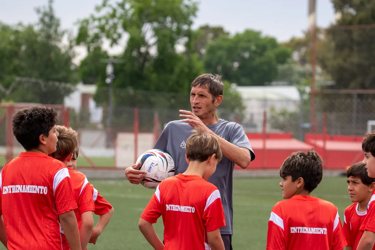 Profesor de Argentinos Juniors brindando indicaciones a los participantes