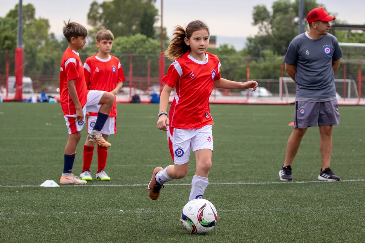 Niña del campus entrenando con pelota