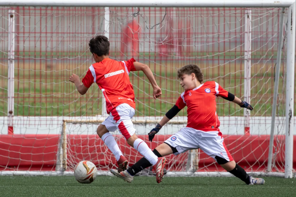 Participantes practicando frente al arco