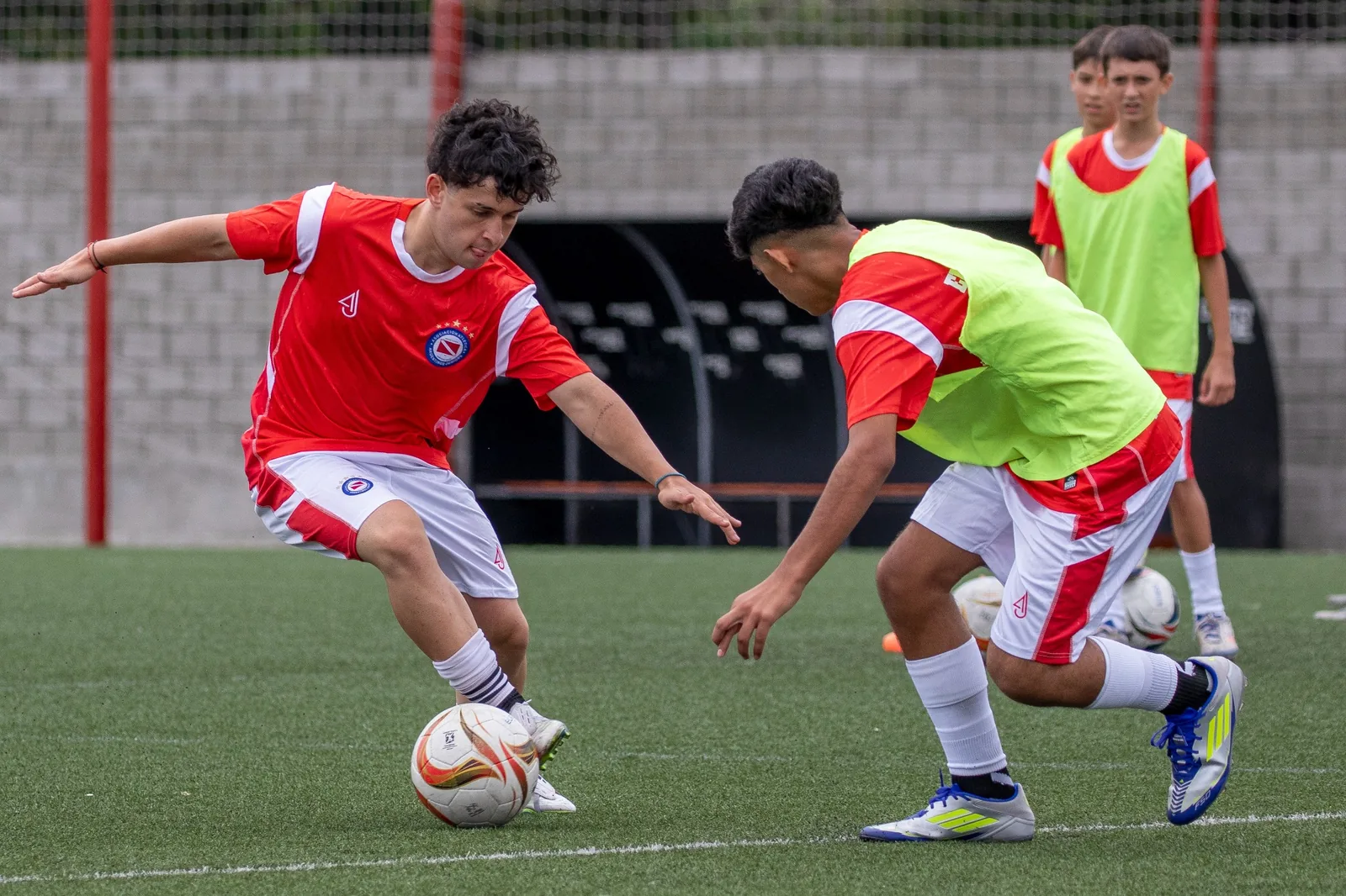 Jugadores del campus de Argentinos Juniors entrenando con pelota